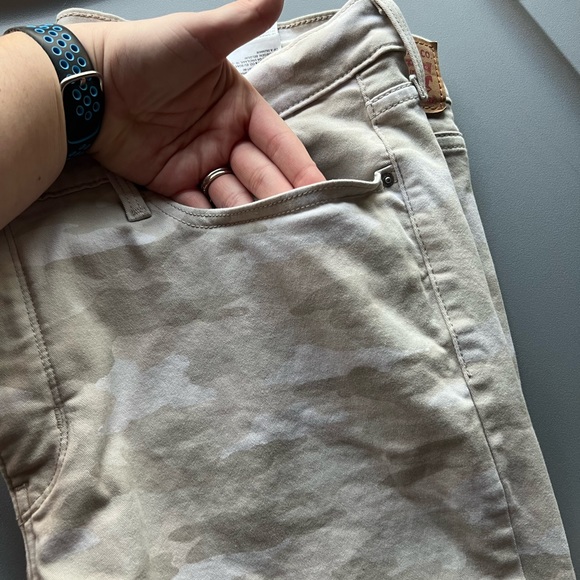 Levi 311 shaping skinny pant, size 34, neutral camo - Picture 4 of 4